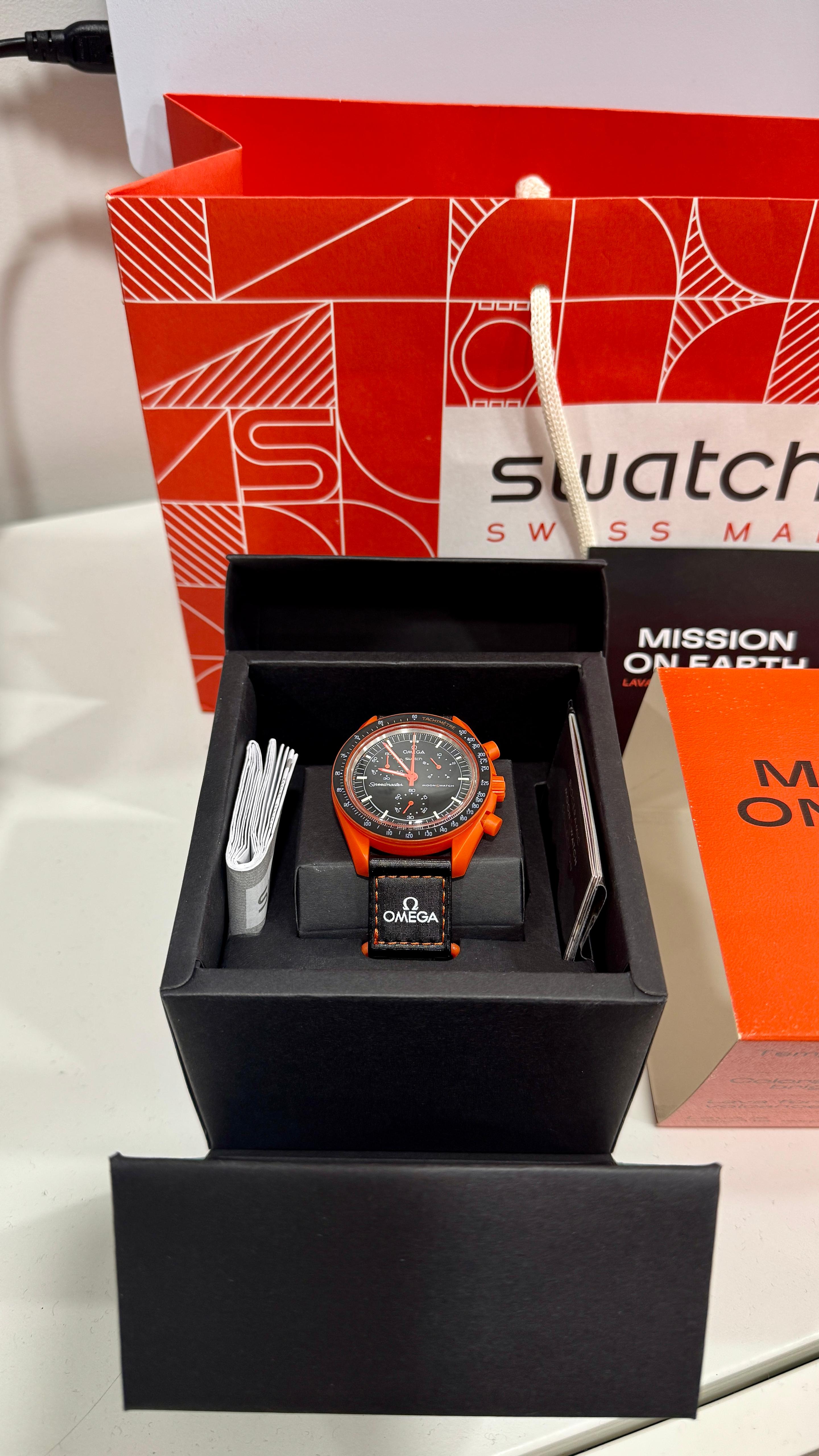 🔥 Swatch × Omega MoonSwatch – Mission on Earth: Lava (SO33O100)