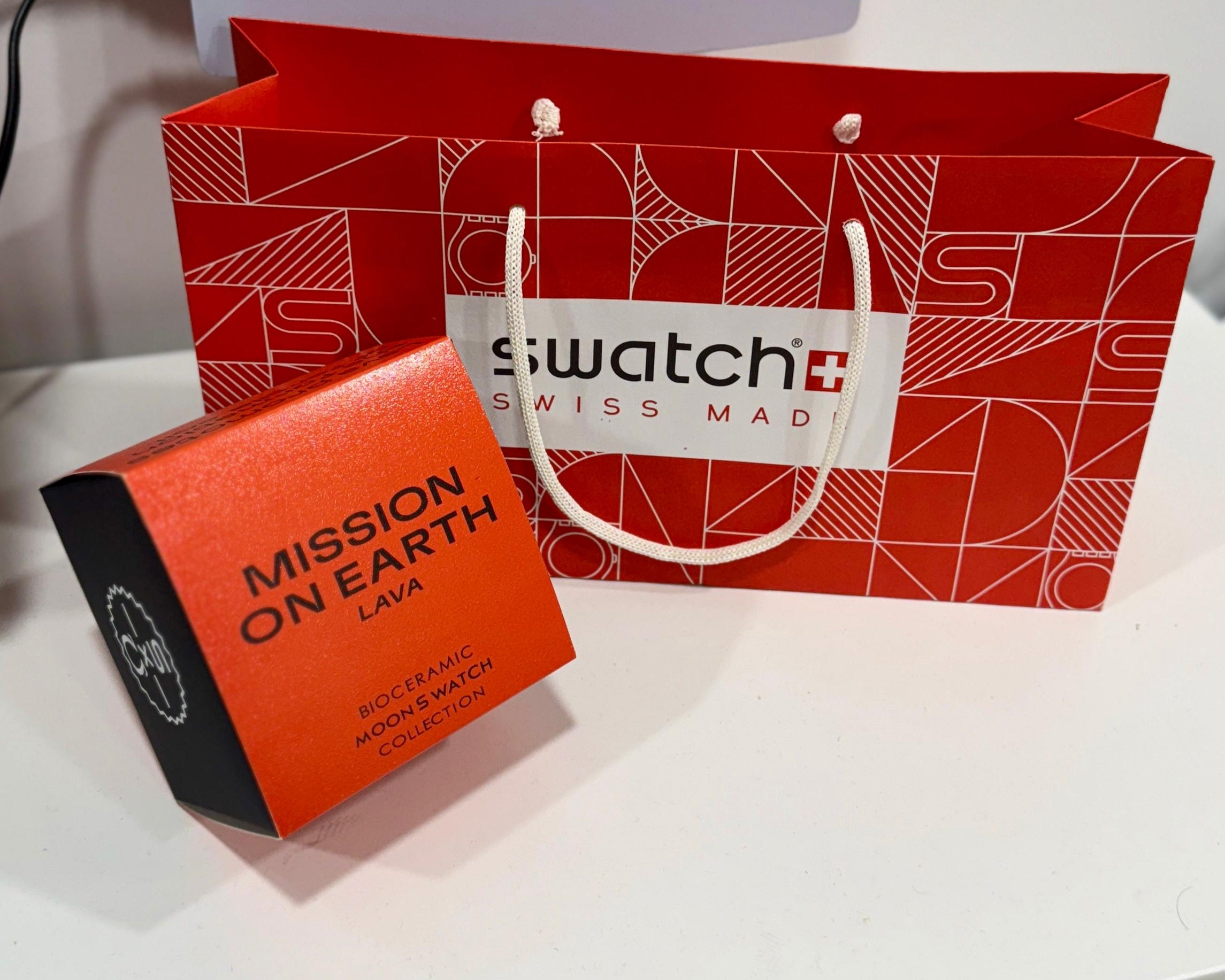 🔥 Swatch × Omega MoonSwatch – Mission on Earth: Lava (SO33O100)