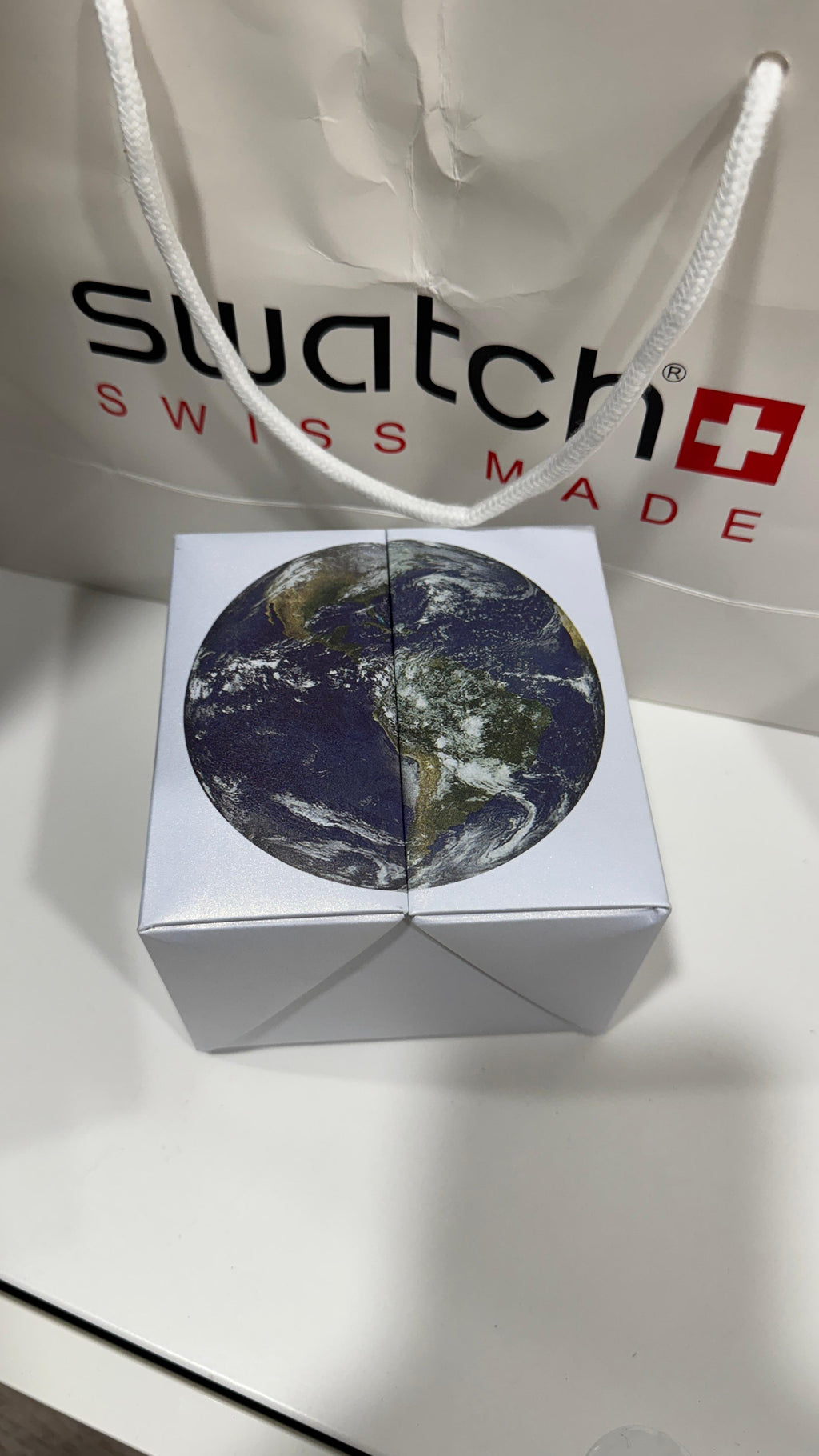 🌍 Swatch × Omega MoonSwatch – Mission to EarthPhase (SO33M700)