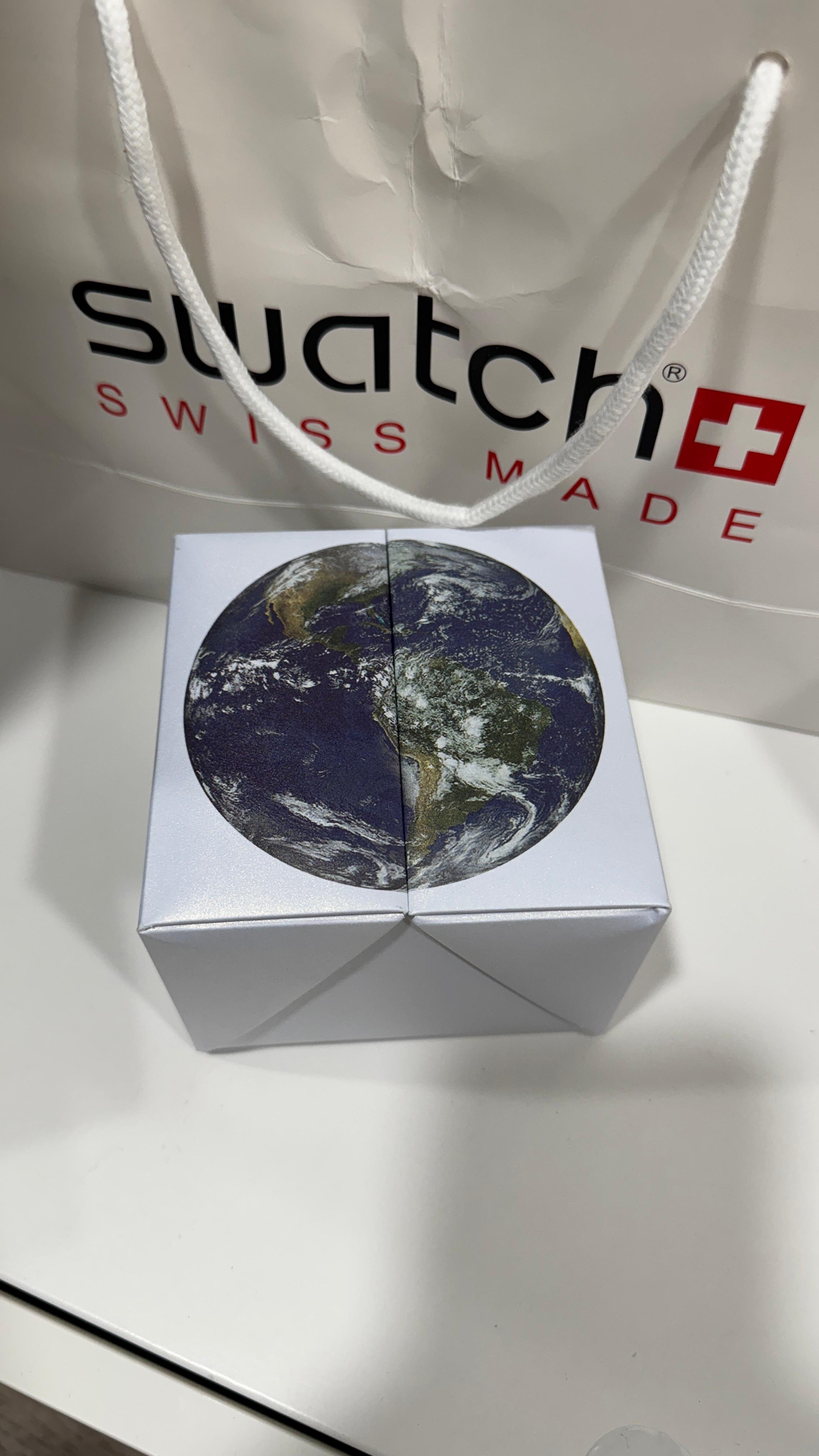 🌍 Swatch × Omega MoonSwatch – Mission to EarthPhase (SO33M700)