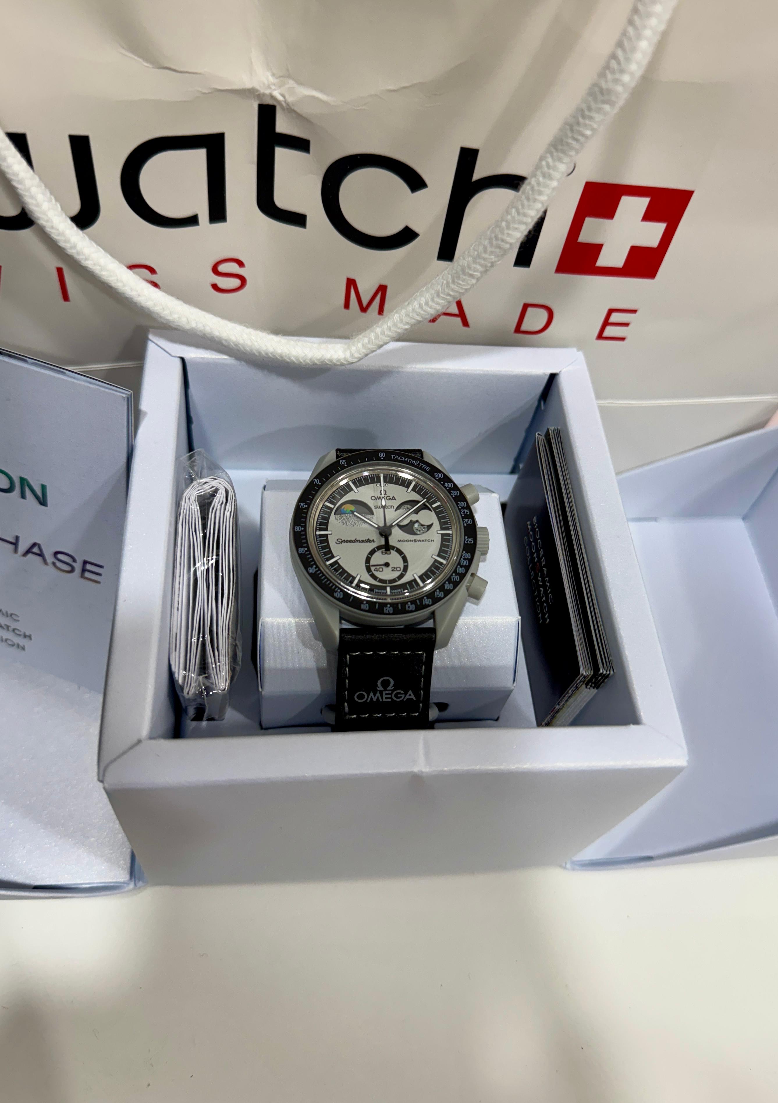 🌍 Swatch × Omega MoonSwatch – Mission to EarthPhase (SO33M700)