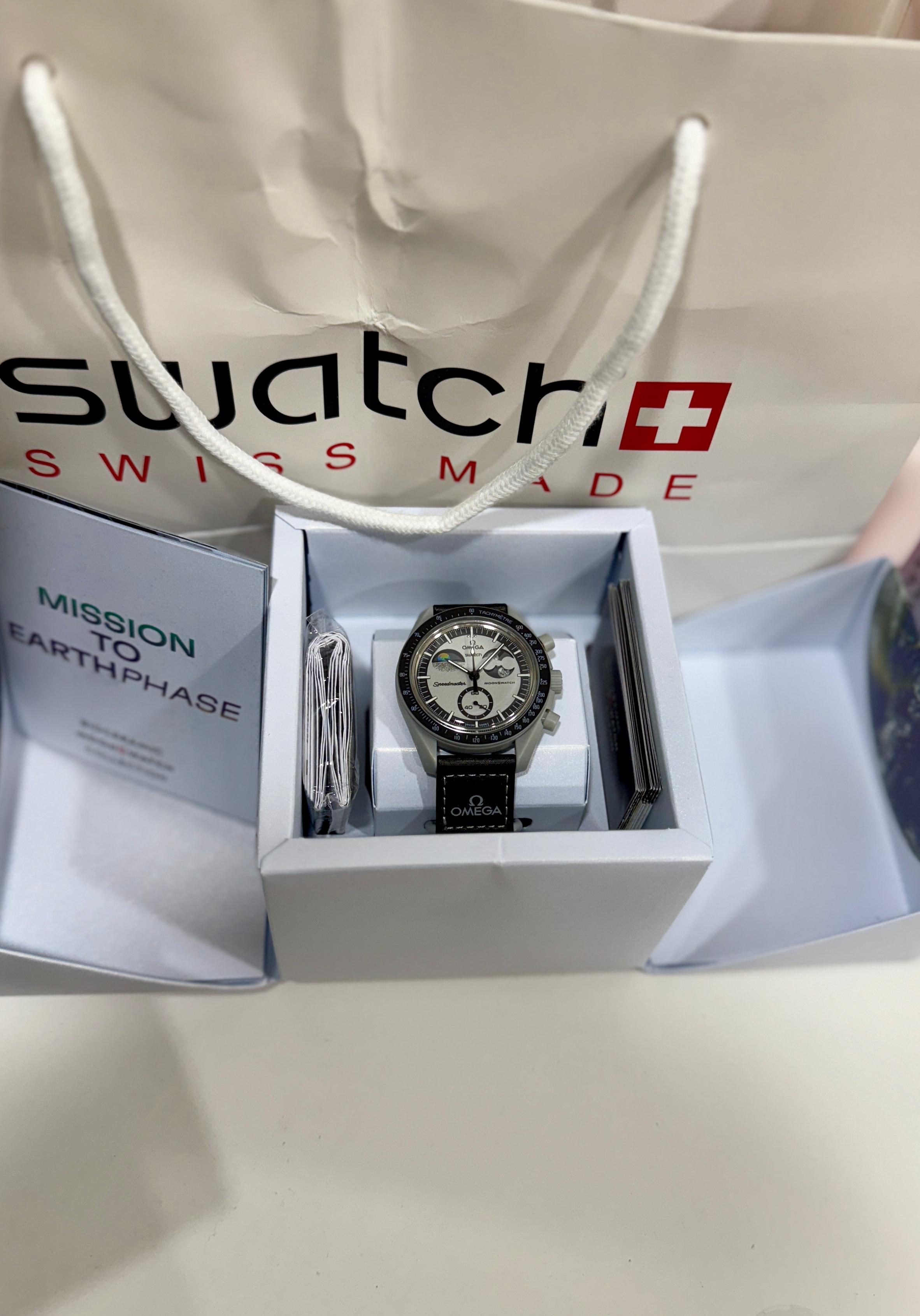 🌍 Swatch × Omega MoonSwatch – Mission to EarthPhase (SO33M700)