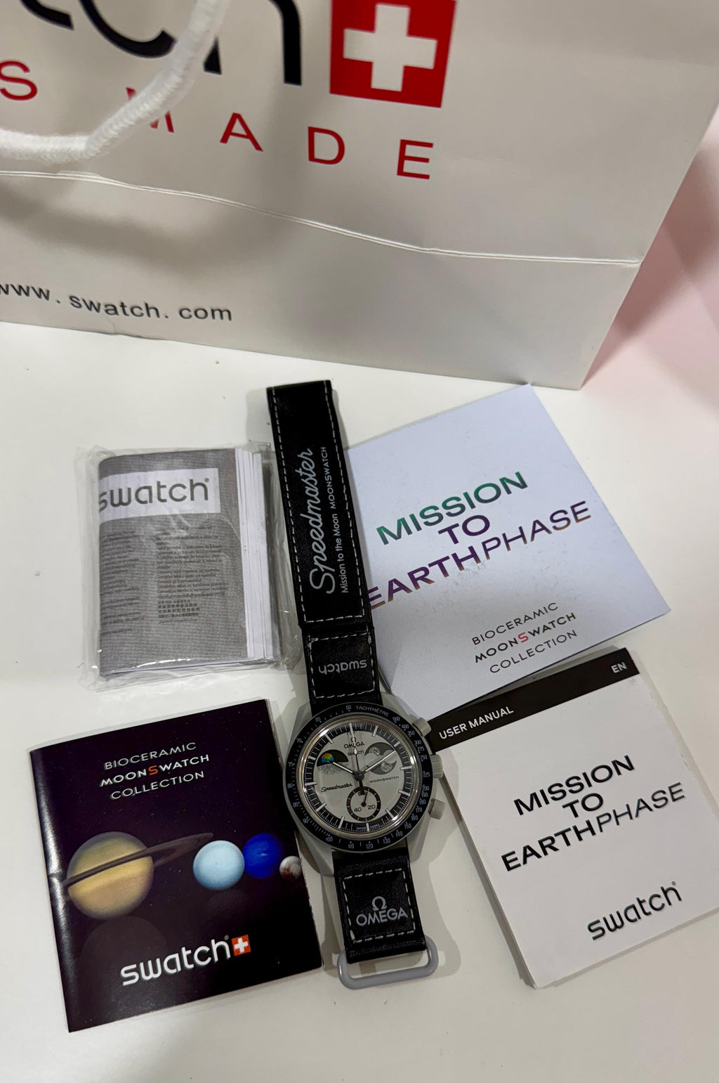 🌍 Swatch × Omega MoonSwatch – Mission to EarthPhase (SO33M700)
